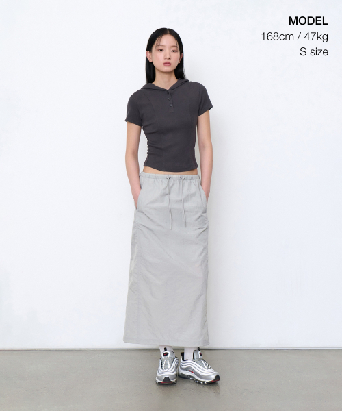 MUSINSA STANDARD WOMAN（ムシンサスタンダードウーマン）の「ウィメンズ ナイロンバンディングロングスカート [アッシュグレー]（スカート・レディース・その他・SMALL/MEDIUM/LARGE/X-SMALL）」の2枚目の写真