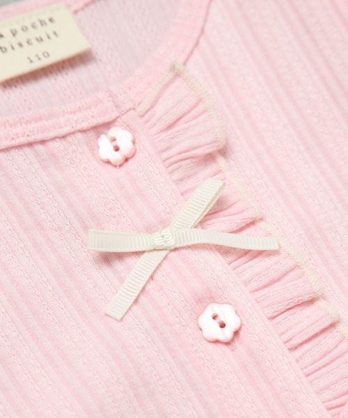 la poche biscuit（ラポシェビスキュイ）の「【UV・冷房対策/お花ボタン】リボン付き リブカーディガン（七分袖）（カーディガン/ボレロ・キッズ・オフホワイト/サックスブルー/ピンク・100/120/110/130/80/90/140）」の4枚目の写真