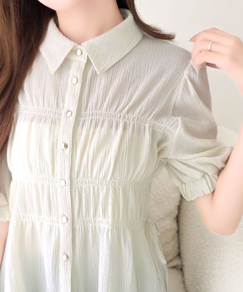 mily bilet(ミウィビレット)の「【mily bilet】ふわっと着て、すっと細見え。リンクル素材サイドリボン使いビスチェ風シャーリング切替ブラウス(半袖)(シャツ/ブラウス・レディース・サックスブルー/アイボリー/チャコール・SMALL/MEDIUM/LARGE/X-LARGE)」の5枚目の写真