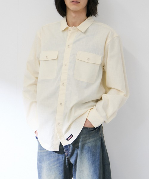 Mac-House(マックハウス)の「GENUINE Dickies コットンシャンブレー ダブルポケット 長袖ワークシャツ(シャツ/ブラウス・メンズ・オフホワイト/ブルー/ブラック・M/L/XL)」の1枚目の写真