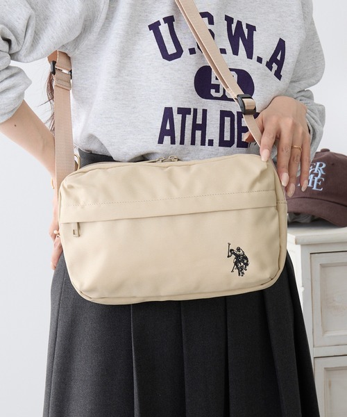 U.S. POLO ASSN.(ユーエスポロアッスン)の「【U.S. POLO ASSN.】スクエアショルダーバック USPA-2737(ショルダーバッグ・レディース・オフホワイト/ブルー/グレー/ブラック/ピンク/グリーン/レッド/ベージュ/イエロー/ネイビー・FREE)」の4枚目の写真