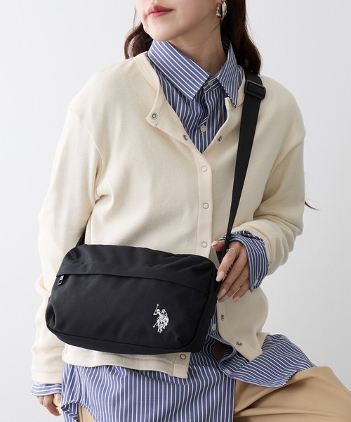U.S. POLO ASSN.(ユーエスポロアッスン)の「【U.S. POLO ASSN.】スクエアショルダーバック USPA-2737(ショルダーバッグ・レディース・オフホワイト/ブルー/グレー/ブラック/ピンク/グリーン/レッド/ベージュ/イエロー/ネイビー・FREE)」の2枚目の写真