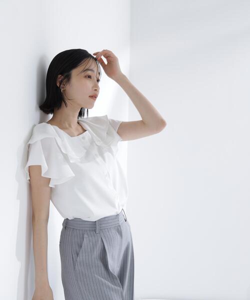 NATURAL BEAUTY BASIC（ナチュラルビューティーベーシック）の「スクエアネックフリルブラウス（シャツ/ブラウス・レディース・ネイビー/ピンク/オフホワイト・ﾌﾘ-）」の2枚目の写真