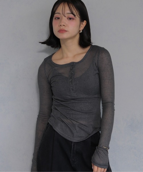 cheriella(シェリエラ)の「【cheriella】シアーリブヘンリーネックトップス SHEER RIB HENLEY NECK TOP(Tシャツ/カットソー・レディース・オフホワイト/ブラック/グレー・FREE)」の1枚目の写真