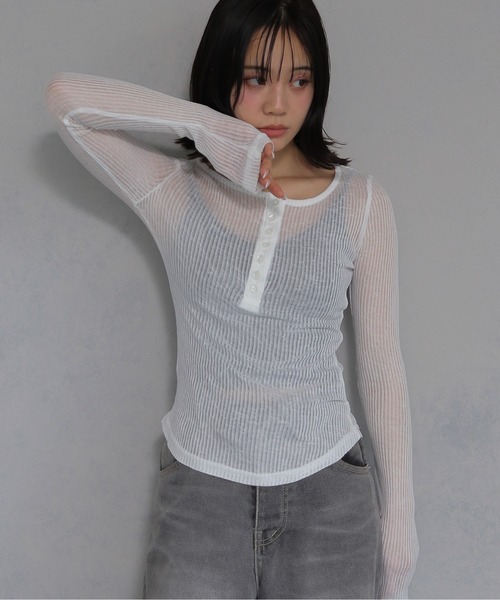 cheriella(シェリエラ)の「【cheriella】シアーリブヘンリーネックトップス SHEER RIB HENLEY NECK TOP(Tシャツ/カットソー・レディース・オフホワイト/ブラック/グレー・FREE)」の2枚目の写真