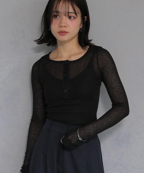 cheriella(シェリエラ)の「【cheriella】シアーリブヘンリーネックトップス SHEER RIB HENLEY NECK TOP(Tシャツ/カットソー・レディース・オフホワイト/ブラック/グレー・FREE)」の3枚目の写真