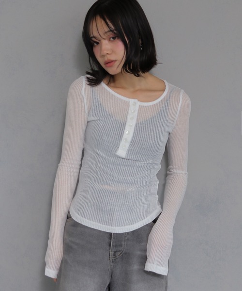 cheriella(シェリエラ)の「【cheriella】シアーリブヘンリーネックトップス SHEER RIB HENLEY NECK TOP(Tシャツ/カットソー・レディース・オフホワイト/ブラック/グレー・FREE)」の4枚目の写真