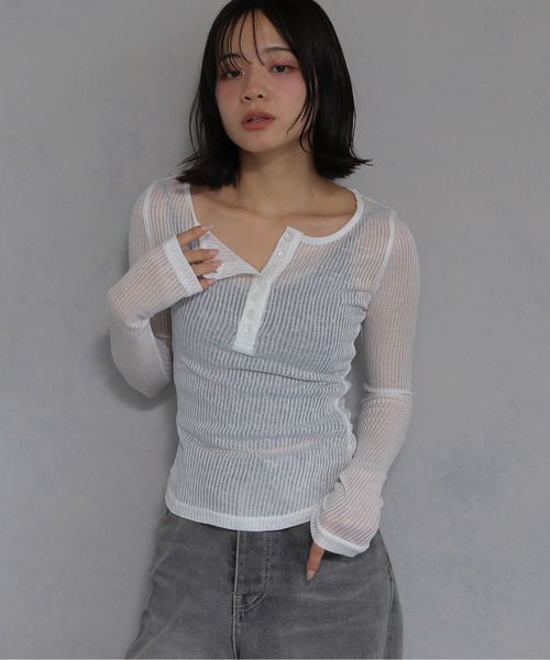 cheriella(シェリエラ)の「【cheriella】シアーリブヘンリーネックトップス SHEER RIB HENLEY NECK TOP(Tシャツ/カットソー・レディース・オフホワイト/ブラック/グレー・FREE)」の17枚目の写真