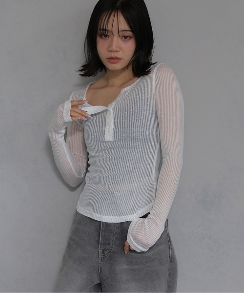 cheriella(シェリエラ)の「【cheriella】シアーリブヘンリーネックトップス SHEER RIB HENLEY NECK TOP(Tシャツ/カットソー・レディース・オフホワイト/ブラック/グレー・FREE)」の21枚目の写真