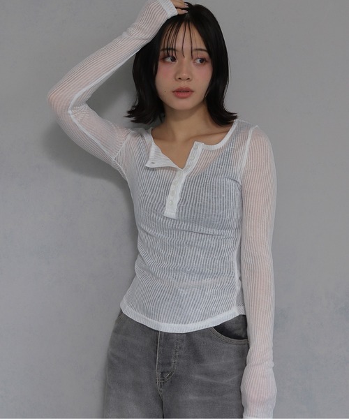 cheriella(シェリエラ)の「【cheriella】シアーリブヘンリーネックトップス SHEER RIB HENLEY NECK TOP(Tシャツ/カットソー・レディース・オフホワイト/ブラック/グレー・FREE)」の19枚目の写真