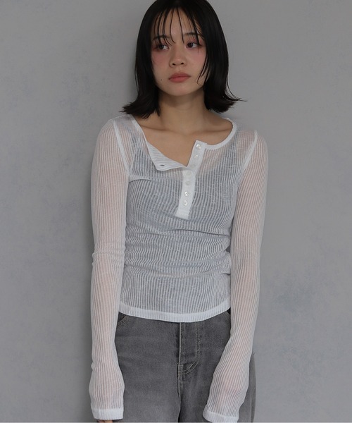 cheriella(シェリエラ)の「【cheriella】シアーリブヘンリーネックトップス SHEER RIB HENLEY NECK TOP(Tシャツ/カットソー・レディース・オフホワイト/ブラック/グレー・FREE)」の20枚目の写真