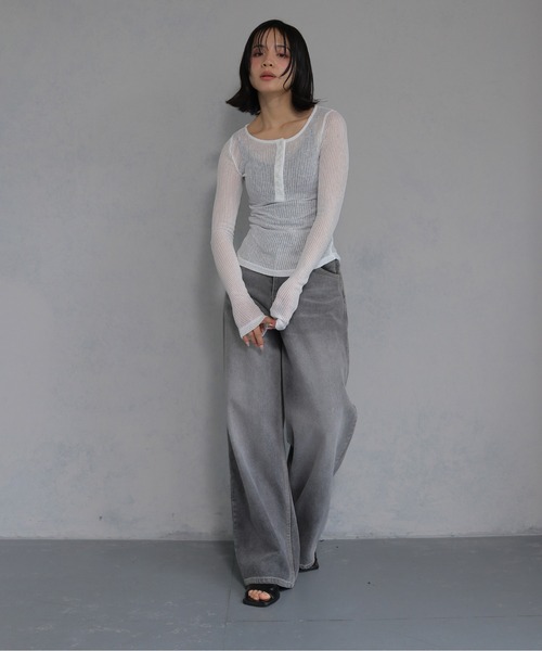 cheriella(シェリエラ)の「【cheriella】シアーリブヘンリーネックトップス SHEER RIB HENLEY NECK TOP(Tシャツ/カットソー・レディース・オフホワイト/ブラック/グレー・FREE)」の5枚目の写真