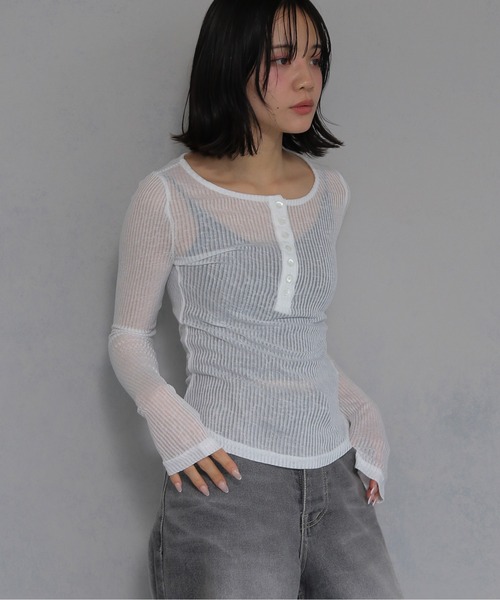 cheriella(シェリエラ)の「【cheriella】シアーリブヘンリーネックトップス SHEER RIB HENLEY NECK TOP(Tシャツ/カットソー・レディース・オフホワイト/ブラック/グレー・FREE)」の10枚目の写真