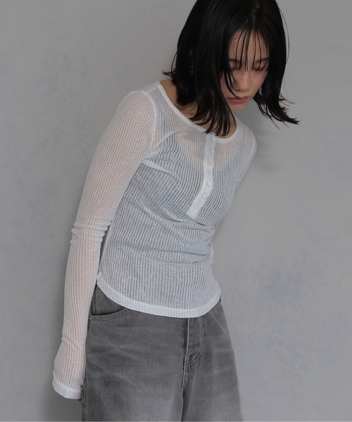 cheriella(シェリエラ)の「【cheriella】シアーリブヘンリーネックトップス SHEER RIB HENLEY NECK TOP(Tシャツ/カットソー・レディース・オフホワイト/ブラック/グレー・FREE)」の13枚目の写真