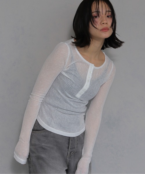 cheriella(シェリエラ)の「【cheriella】シアーリブヘンリーネックトップス SHEER RIB HENLEY NECK TOP(Tシャツ/カットソー・レディース・オフホワイト/ブラック/グレー・FREE)」の14枚目の写真