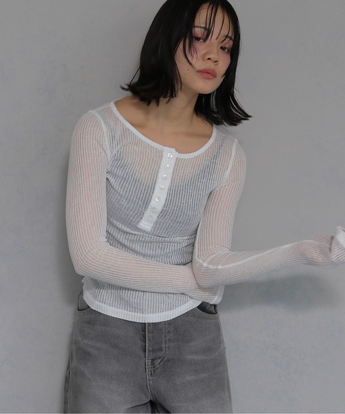 cheriella(シェリエラ)の「【cheriella】シアーリブヘンリーネックトップス SHEER RIB HENLEY NECK TOP(Tシャツ/カットソー・レディース・オフホワイト/ブラック/グレー・FREE)」の6枚目の写真