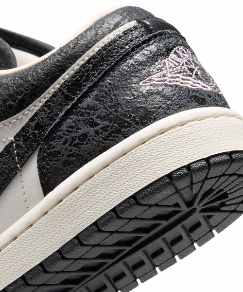JORDAN BRAND(ジョーダンブランド)の「エア ジョーダン 1 LOW SE ウィメンズシューズ / Air Jordan 1 Low SE Women's Shoes II0595-001 Anthracite(スニーカー・レディース・スミクロ・23.5/24.5/25.5/22.5/23/24/25/26/22)」の8枚目の写真