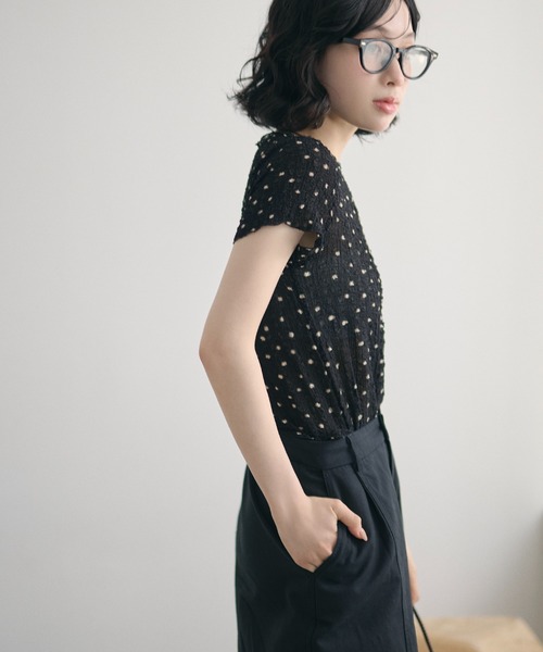 LAULEN(ローレン)の「little dot shirring tops /リトルドットシャーリングトップス(Tシャツ/カットソー・レディース・ブラック/オートミール・FREE)」の6枚目の写真