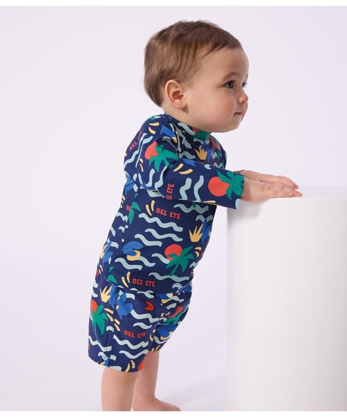 PETIT BATEAU（プチバトー）の「プリントラッシュガード（水着・キッズ・ブルー系その他・18MONTH/24MONTH/36MONTH/12MONTH）」の2枚目の写真