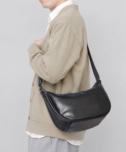 fulcro(フルクロ)の「レザー調 ハーフムーン ショルダーバッグ A5・PET収納対応 自立型 arch S アーチS(ショルダーバッグ・メンズ・ブラック/ダークブラウン・FREE)」の5枚目の写真