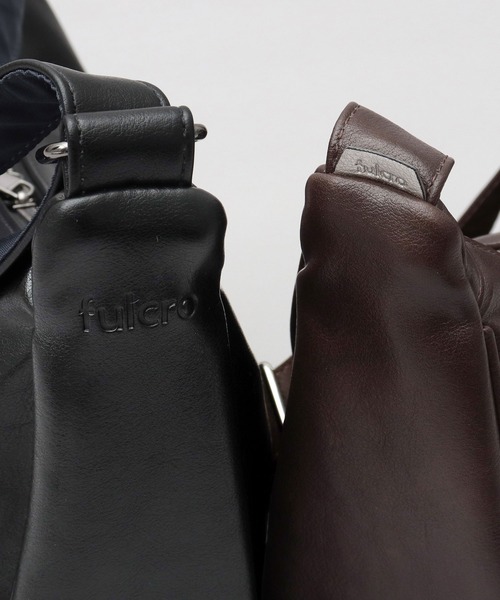 fulcro(フルクロ)の「レザー調 ハーフムーン ショルダーバッグ A5・PET収納対応 自立型 arch S アーチS(ショルダーバッグ・メンズ・ブラック/ダークブラウン・FREE)」の8枚目の写真