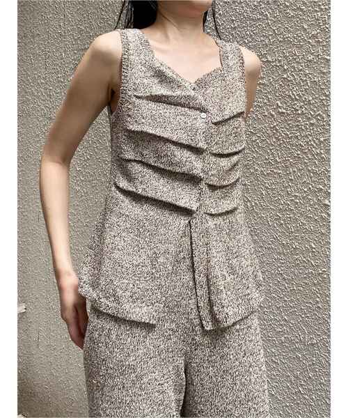 MURUA(ムルーア)の「【セットアップ対応】ペプラムニットタンク 夏服(タンクトップ・レディース・ベージュ/ブラック・FREE)」の6枚目の写真