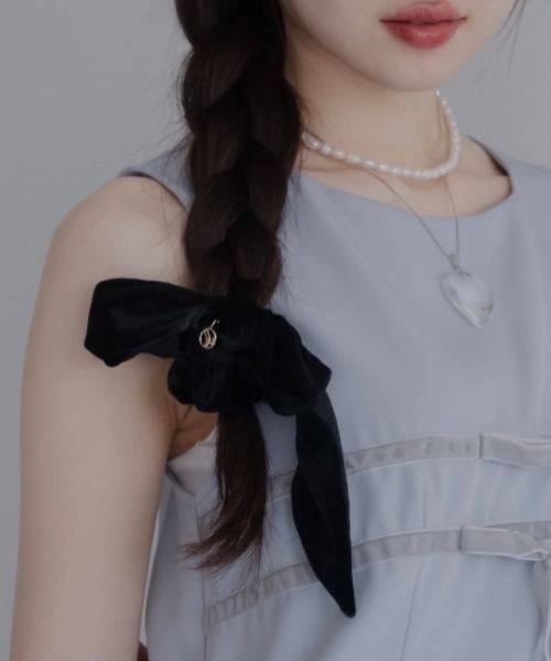 JUMELLE(ジュメロ)の「ベルベットリボンシュシュ(シュシュ・レディース・ベージュ/ブラック・FREE)」の2枚目の写真