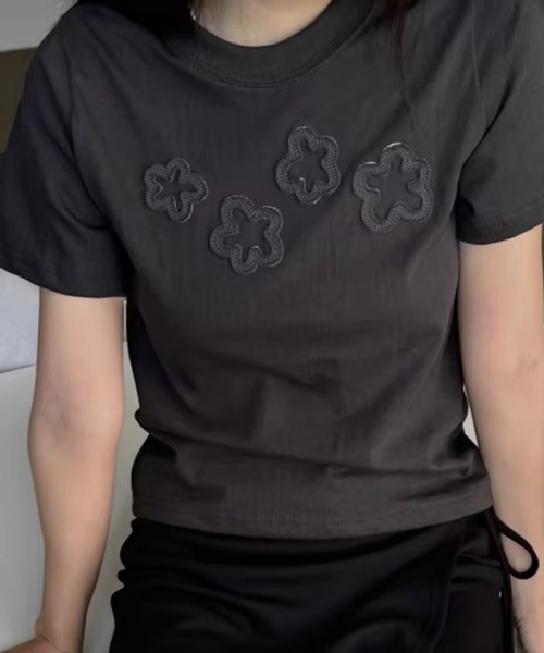 ammy.(エイミードット)の「【 ammy. / エイミードット 】 フラワー パッチ デザイン Tシャツ(Tシャツ/カットソー・レディース・イエロー/ブルー/チャコールグレー・FREE)」の2枚目の写真