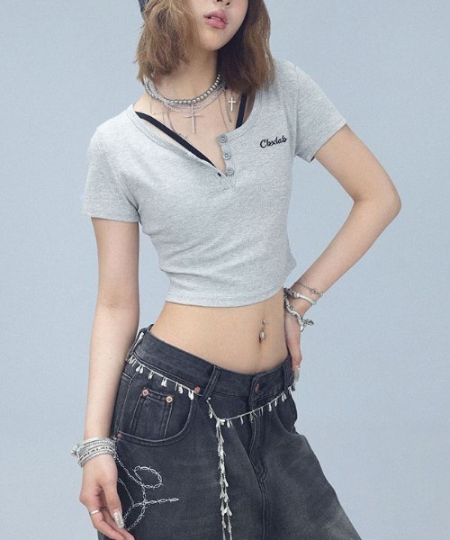 &soiree(アンドソワレ)の「ヘンリーネックワンポイントロゴチビT(Tシャツ/カットソー・レディース・杢グレー/ブラック・X-LARGE/LARGE/MEDIUM/SMALL)」の2枚目の写真