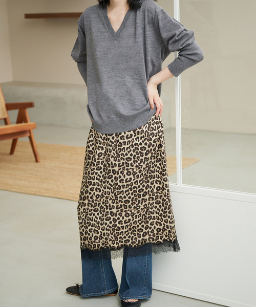 SLOBE IENA(スローブイエナ)の「《シリーズあり》ウォッシャブルプレーンオーバーVネックニット(ニット/セーター・レディース・チャコールグレー/イエロー/パープル/グリーン・FREE)」の2枚目の写真