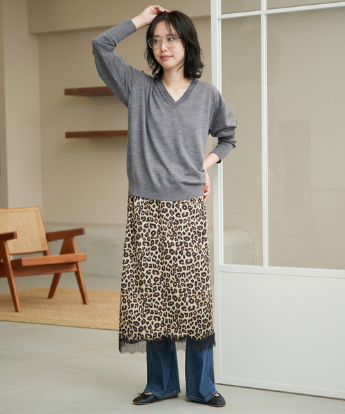 SLOBE IENA(スローブイエナ)の「《シリーズあり》ウォッシャブルプレーンオーバーVネックニット(ニット/セーター・レディース・チャコールグレー/イエロー/パープル/グリーン・FREE)」の5枚目の写真