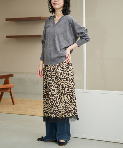 SLOBE IENA(スローブイエナ)の「《シリーズあり》ウォッシャブルプレーンオーバーVネックニット(ニット/セーター・レディース・チャコールグレー/イエロー/パープル/グリーン・FREE)」の6枚目の写真