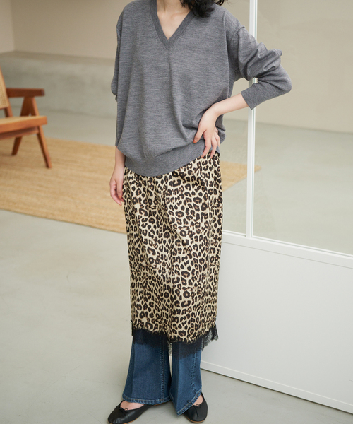 SLOBE IENA(スローブイエナ)の「《シリーズあり》ウォッシャブルプレーンオーバーVネックニット(ニット/セーター・レディース・チャコールグレー/イエロー/パープル/グリーン・FREE)」の7枚目の写真