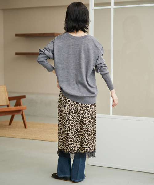 SLOBE IENA(スローブイエナ)の「《シリーズあり》ウォッシャブルプレーンオーバーVネックニット(ニット/セーター・レディース・チャコールグレー/イエロー/パープル/グリーン・FREE)」の8枚目の写真