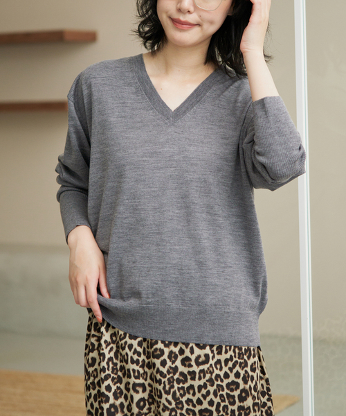 SLOBE IENA(スローブイエナ)の「《シリーズあり》ウォッシャブルプレーンオーバーVネックニット(ニット/セーター・レディース・チャコールグレー/イエロー/パープル/グリーン・FREE)」の9枚目の写真