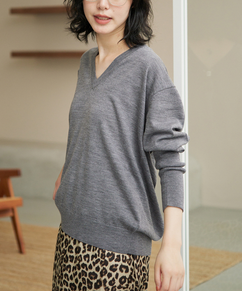SLOBE IENA(スローブイエナ)の「《シリーズあり》ウォッシャブルプレーンオーバーVネックニット(ニット/セーター・レディース・チャコールグレー/イエロー/パープル/グリーン・FREE)」の10枚目の写真
