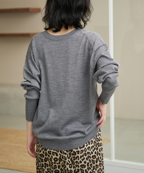 SLOBE IENA(スローブイエナ)の「《シリーズあり》ウォッシャブルプレーンオーバーVネックニット(ニット/セーター・レディース・チャコールグレー/イエロー/パープル/グリーン・FREE)」の11枚目の写真