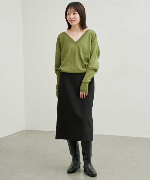 SLOBE IENA(スローブイエナ)の「《シリーズあり》ウォッシャブルプレーンオーバーVネックニット(ニット/セーター・レディース・チャコールグレー/イエロー/パープル/グリーン・FREE)」の13枚目の写真