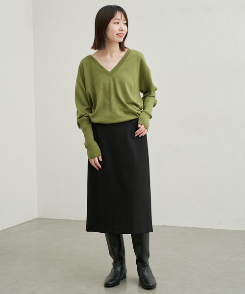 SLOBE IENA(スローブイエナ)の「《シリーズあり》ウォッシャブルプレーンオーバーVネックニット(ニット/セーター・レディース・チャコールグレー/イエロー/パープル/グリーン・FREE)」の14枚目の写真