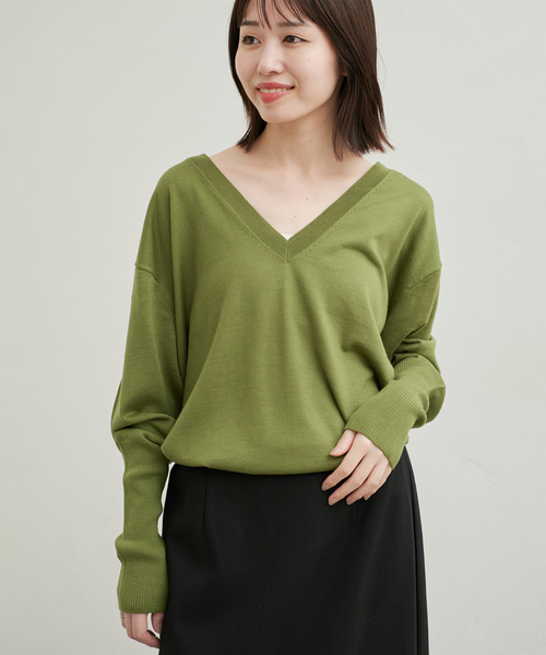 SLOBE IENA(スローブイエナ)の「《シリーズあり》ウォッシャブルプレーンオーバーVネックニット(ニット/セーター・レディース・チャコールグレー/イエロー/パープル/グリーン・FREE)」の16枚目の写真