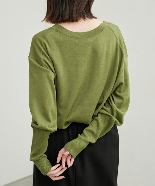 SLOBE IENA(スローブイエナ)の「《シリーズあり》ウォッシャブルプレーンオーバーVネックニット(ニット/セーター・レディース・チャコールグレー/イエロー/パープル/グリーン・FREE)」の17枚目の写真