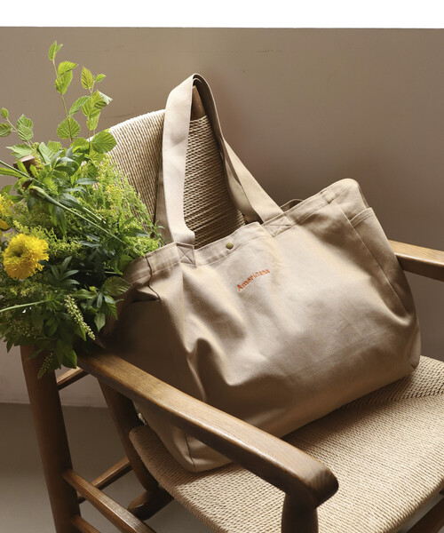 AMERICANA(アメリカーナ)の「Americana/アメリカーナ × Firsthand 別注embroidery TOTE BAG L / ロゴ刺繍 トートバッグ Lサイズ 限定展開(トートバッグ・レディース・ピンク/チャコールグレー/ダークブラウン/ベージュ・FREE)」の3枚目の写真