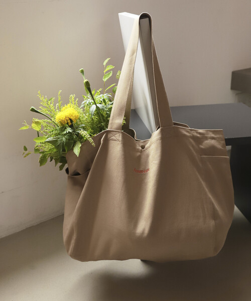 AMERICANA(アメリカーナ)の「Americana/アメリカーナ × Firsthand 別注embroidery TOTE BAG L / ロゴ刺繍 トートバッグ Lサイズ 限定展開(トートバッグ・レディース・ピンク/チャコールグレー/ダークブラウン/ベージュ・FREE)」の8枚目の写真