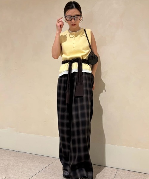 emmi(エミ)の「レイヤードライクノースリーブニットベスト(ニット/セーター・レディース・グレー/イエロー/ネイビー・F)」の21枚目の写真