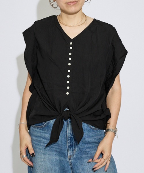 DESIGNWORKS(デザインワークス)の「【一部店舗限定】後ろボタン3WAYブラウス(シャツ/ブラウス・レディース・ブラック/ホワイト/カーキ・フリー)」の2枚目の写真