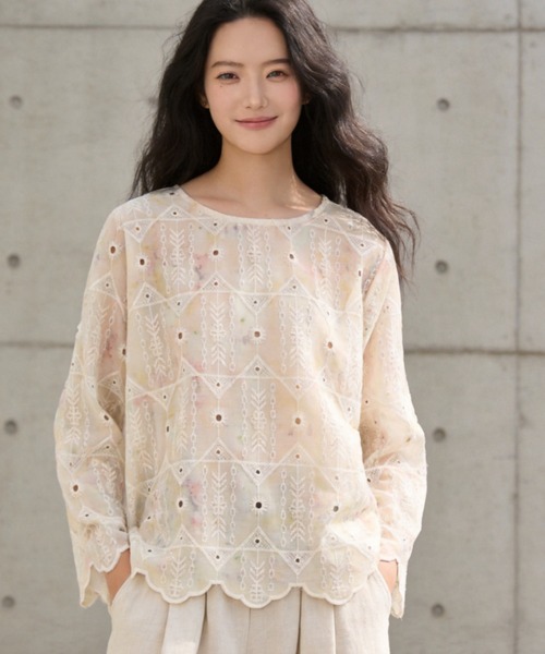 Sew loop(ソーループ)の「むら染めスカラップ刺繍長袖ラウンドネックブラウス(シャツ/ブラウス・レディース・レモンイエロー・FREE)」の1枚目の写真