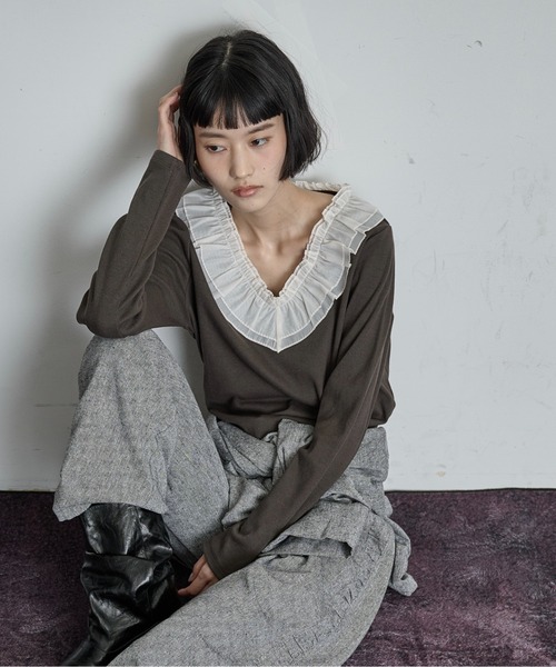 THE YOn(ザヨン)の「シアーフリル襟Vネックプルオーバー(Tシャツ/カットソー・レディース・ブラック/アイボリー/チャコールグレー・FREE)」の1枚目の写真