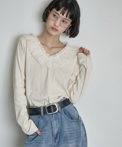 THE YOn(ザヨン)の「シアーフリル襟Vネックプルオーバー(Tシャツ/カットソー・レディース・ブラック/アイボリー/チャコールグレー・FREE)」の2枚目の写真