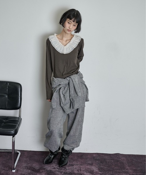 THE YOn(ザヨン)の「シアーフリル襟Vネックプルオーバー(Tシャツ/カットソー・レディース・ブラック/アイボリー/チャコールグレー・FREE)」の14枚目の写真