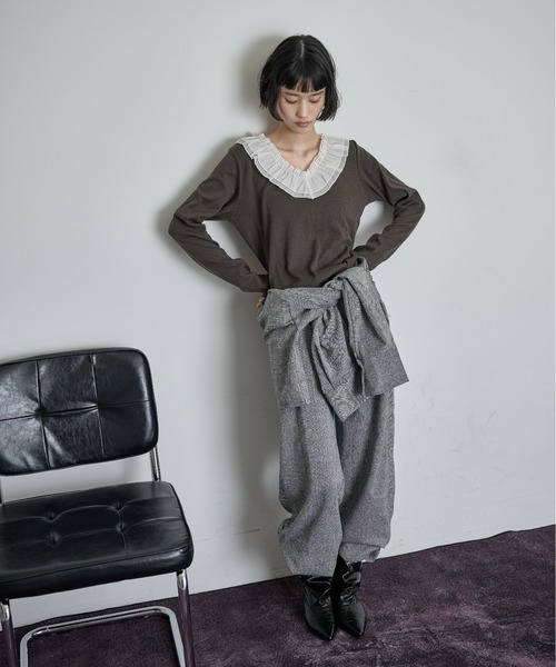THE YOn(ザヨン)の「シアーフリル襟Vネックプルオーバー(Tシャツ/カットソー・レディース・ブラック/アイボリー/チャコールグレー・FREE)」の15枚目の写真
